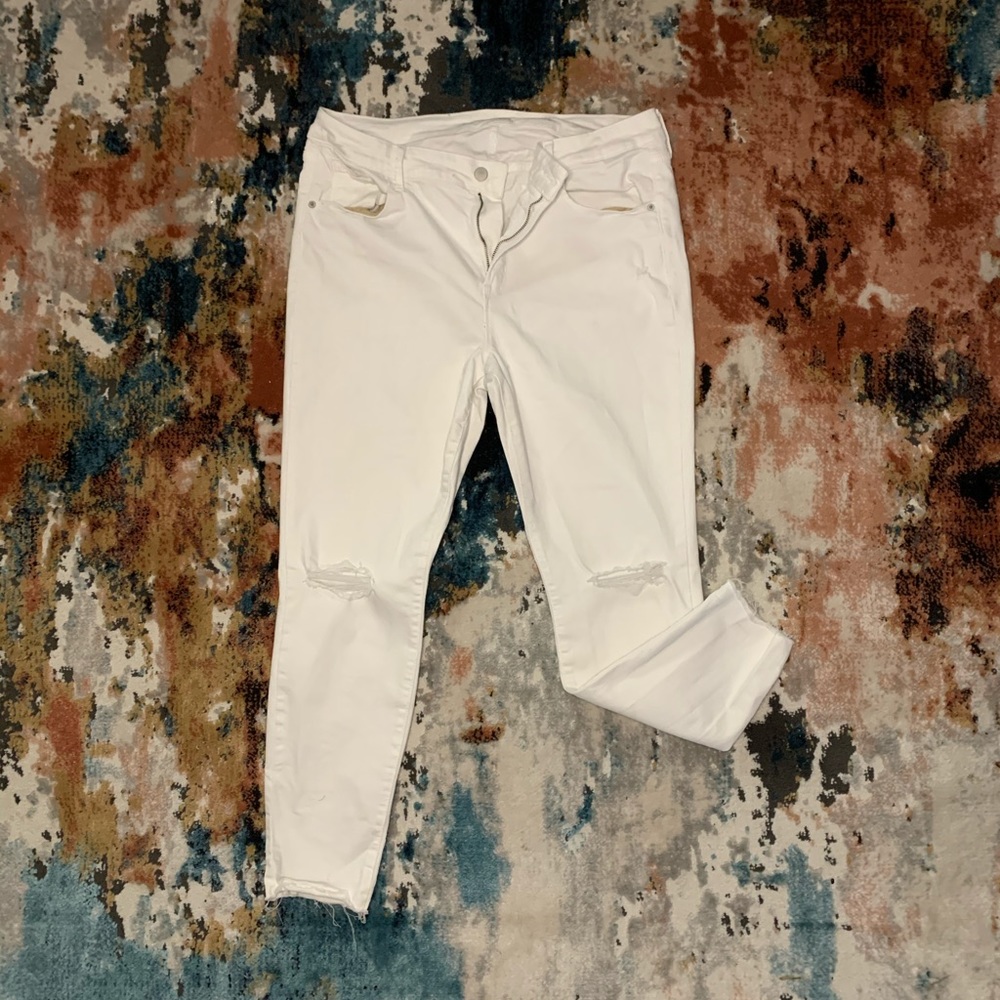 White ripped knee jeans